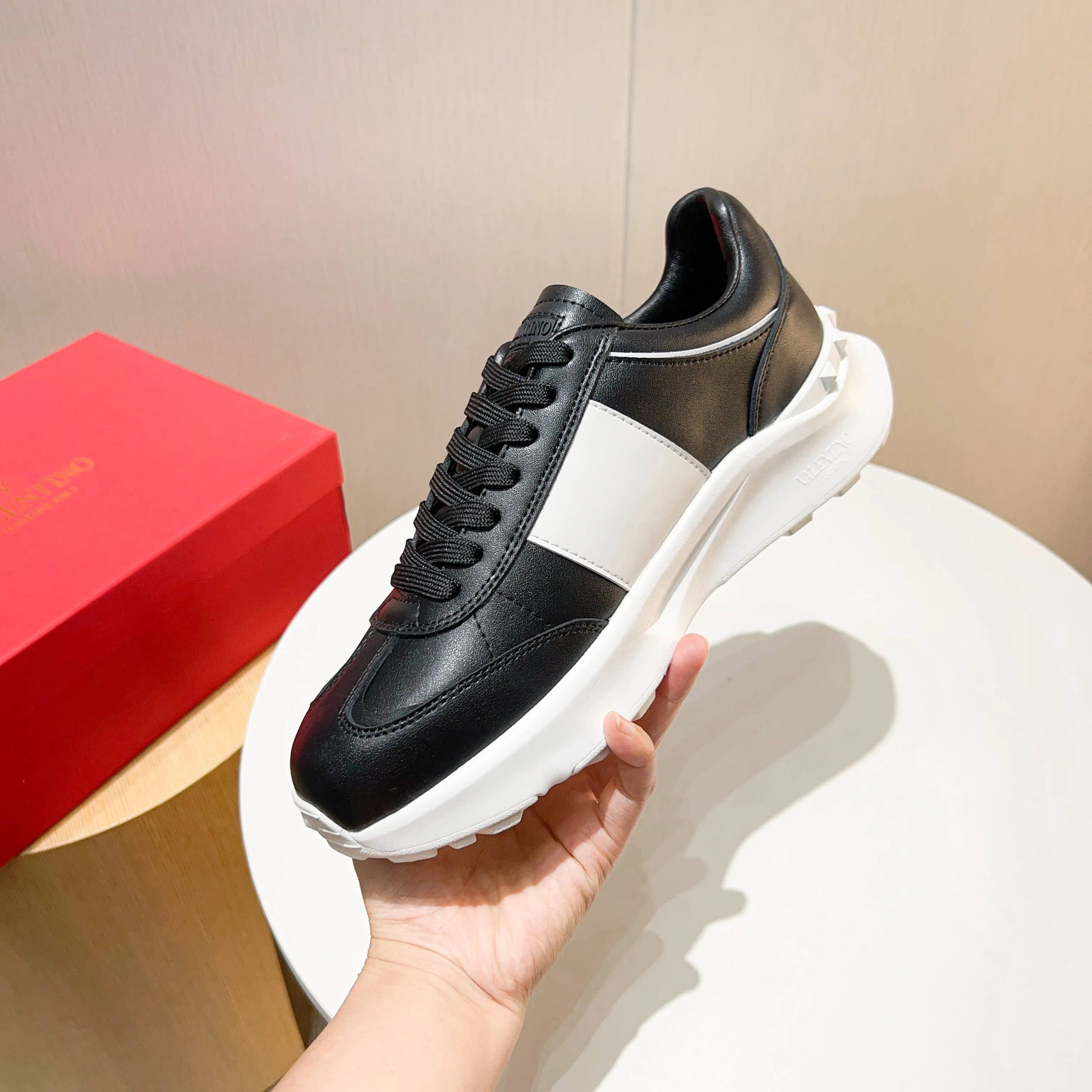 Ex-factory price: 520💰𝙑𝙖𝙡𝙚𝙣𝙩𝙞𝙣𝙤/Valentino𝙑𝙏 The latest official website main model in early autumn Classic continuation💯Making goods all year round🎁Wannian classic series sports and casual shoes💥, a must-have trendy item all year round🏆Many stars and Internet celebrities have performed it🔥 The original version is developed one to one, perfect last shape, VT iconic logo, logo printing on tongue and upper, original full set of packaging, full oil edge on the upper, T men's men's shoes💰u ultra-light combination outsole Comfortable on the feet, not squeezing the feet, fabric/first layer of cowhide. Lining/cow lining💕 Standard size: 38-44 (45 can be ordered)